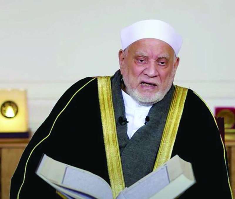 هل يجوز الصلاة في المساجد التي بها اضرحة وطلب الدعاء من الأولياء.. أحمد عمر هاشم يجيب