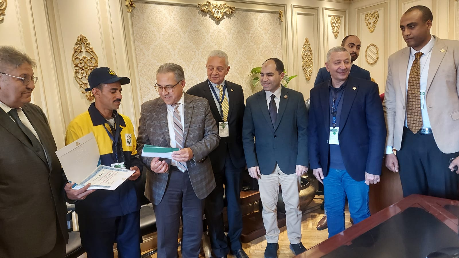 محلية البرلمان تكرم عامل بشركة نظافة الإسكندرية بعد رده لمبلغ 300 ألف جنيه