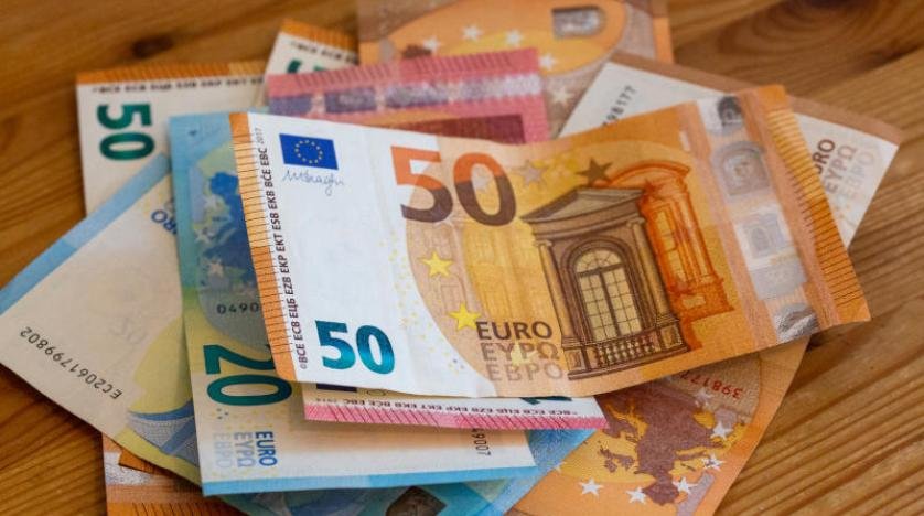 سعر اليورو أمام الجنيه المصري في تعاملات اليوم الجمعة 15-3-2024