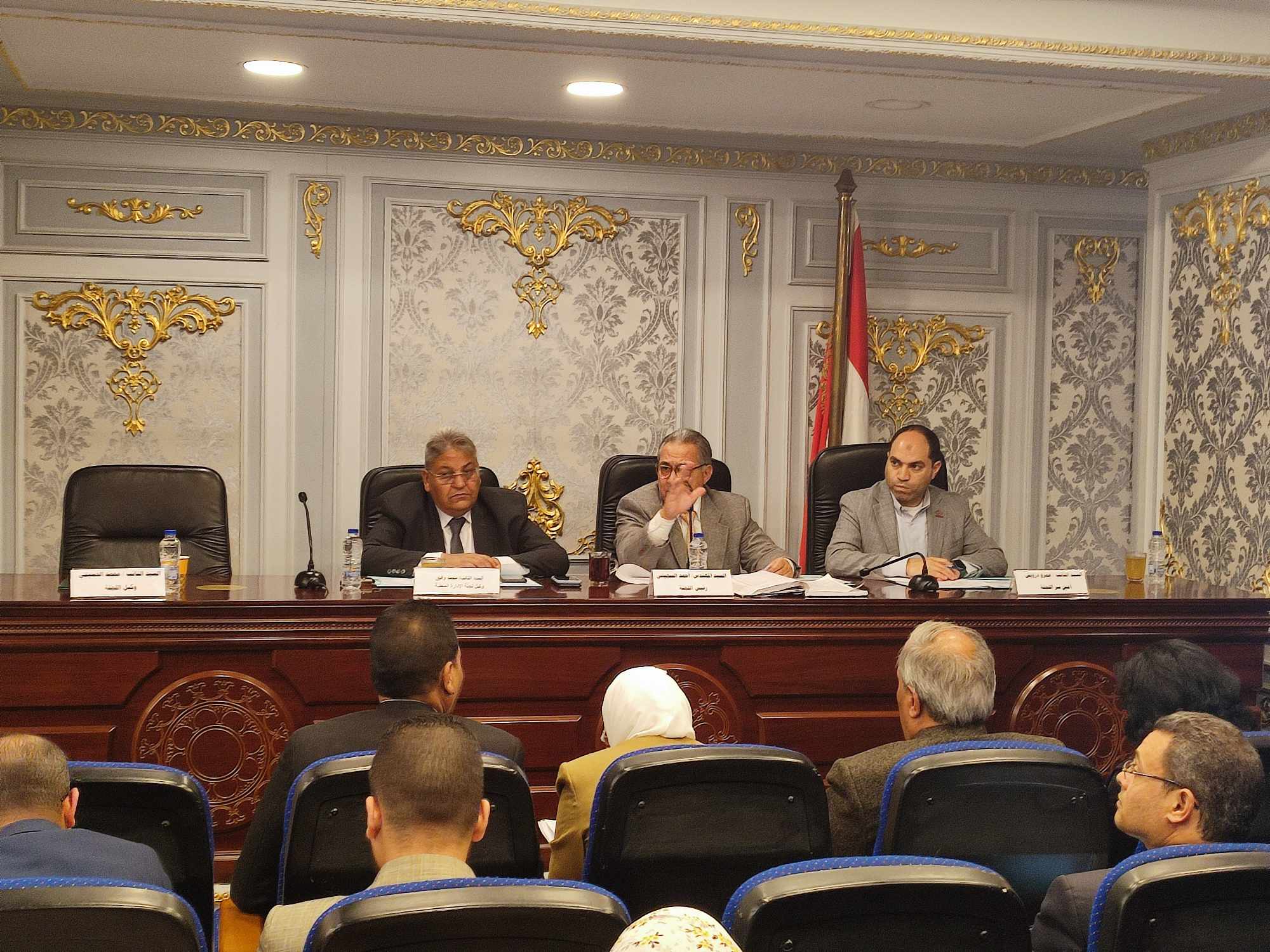 فلوس مسروقة فى سوق العبور وموضوع ريحته مش حلوة .. محلية النواب تطالب بحبس المستشار القانونى لمحافظ القاهرة واستقالة نائب المنطقة الشرقية