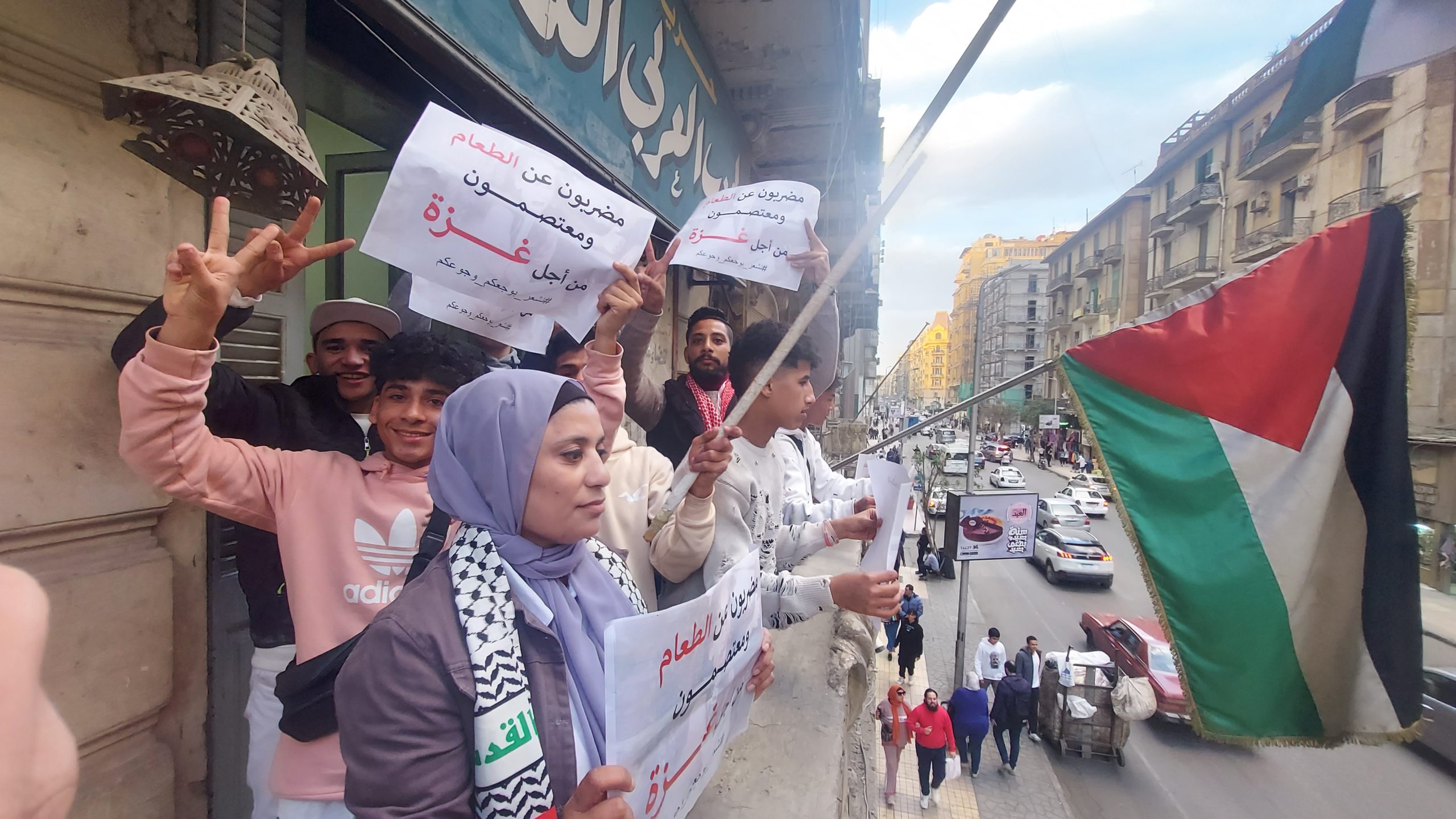 تضامن رمزى من المواطنين مع اعتصام التيار الناصرى لدعم لغزة