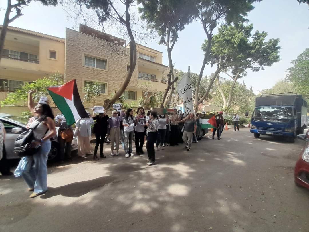 مظاهرة نسائية تتحول إلى مواجهة عنيفة أمام مقر الأمم المتحدة في المعادي