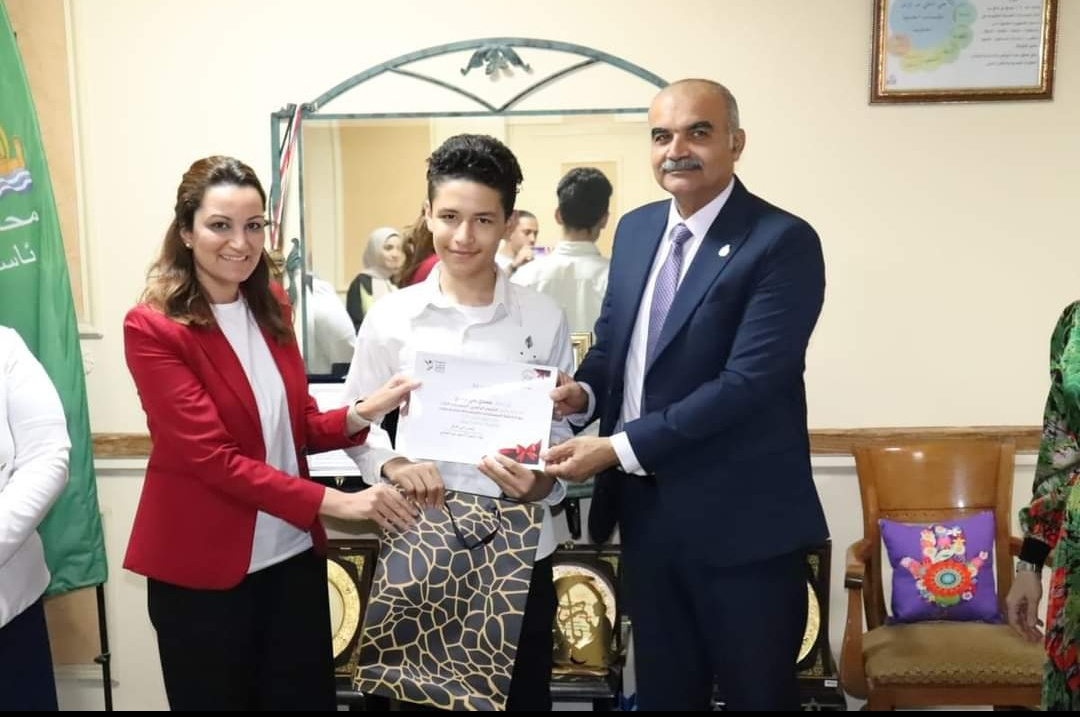 نائب المحافظ تكرم ١٠ طلاب من أبناء مواطني الإسكان البديل بروضه السودان لإجتيازهم برنامج التحول الرقمي " الكتابة على الورد"