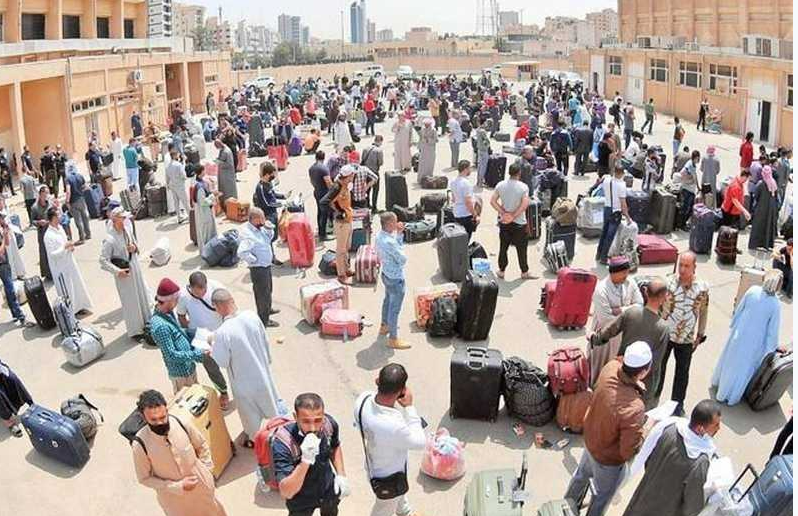 الكويت تفتح تصاريح العمل للمصريين بعد توقف دام 16 شهرا
