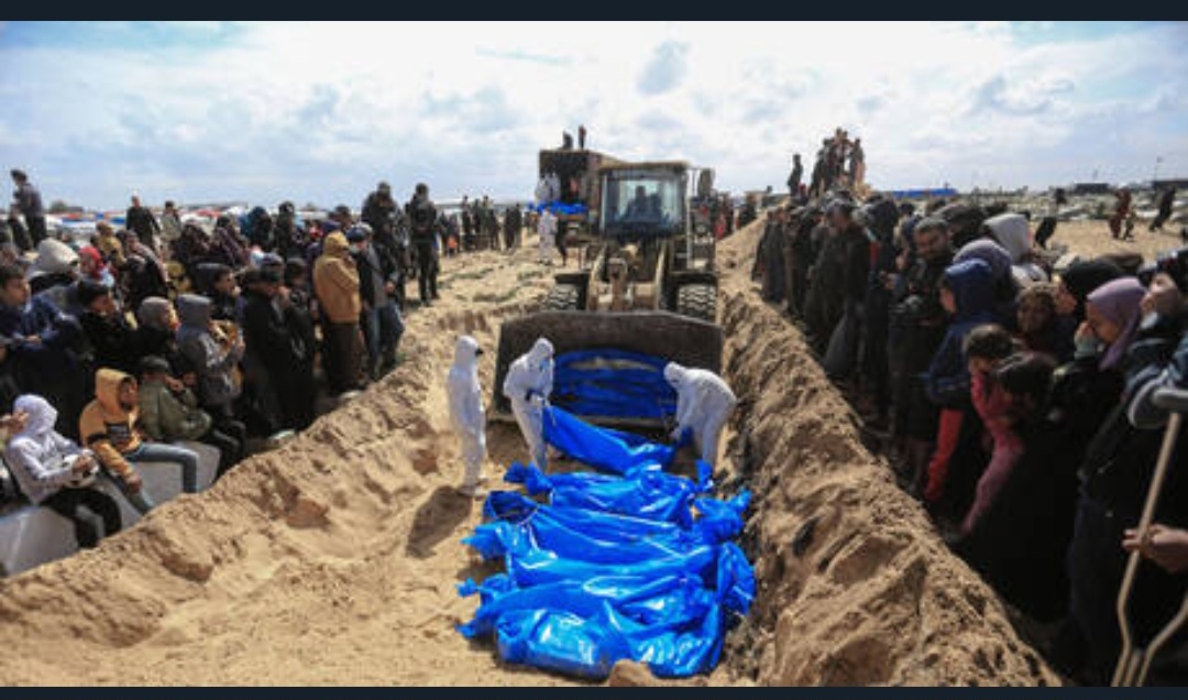 جثث دون رؤوس وأجساد دون جلود وبعضها سرقت أعضاؤها.. العثور على مقبرتين جماعيتين بمستشفى ناصر