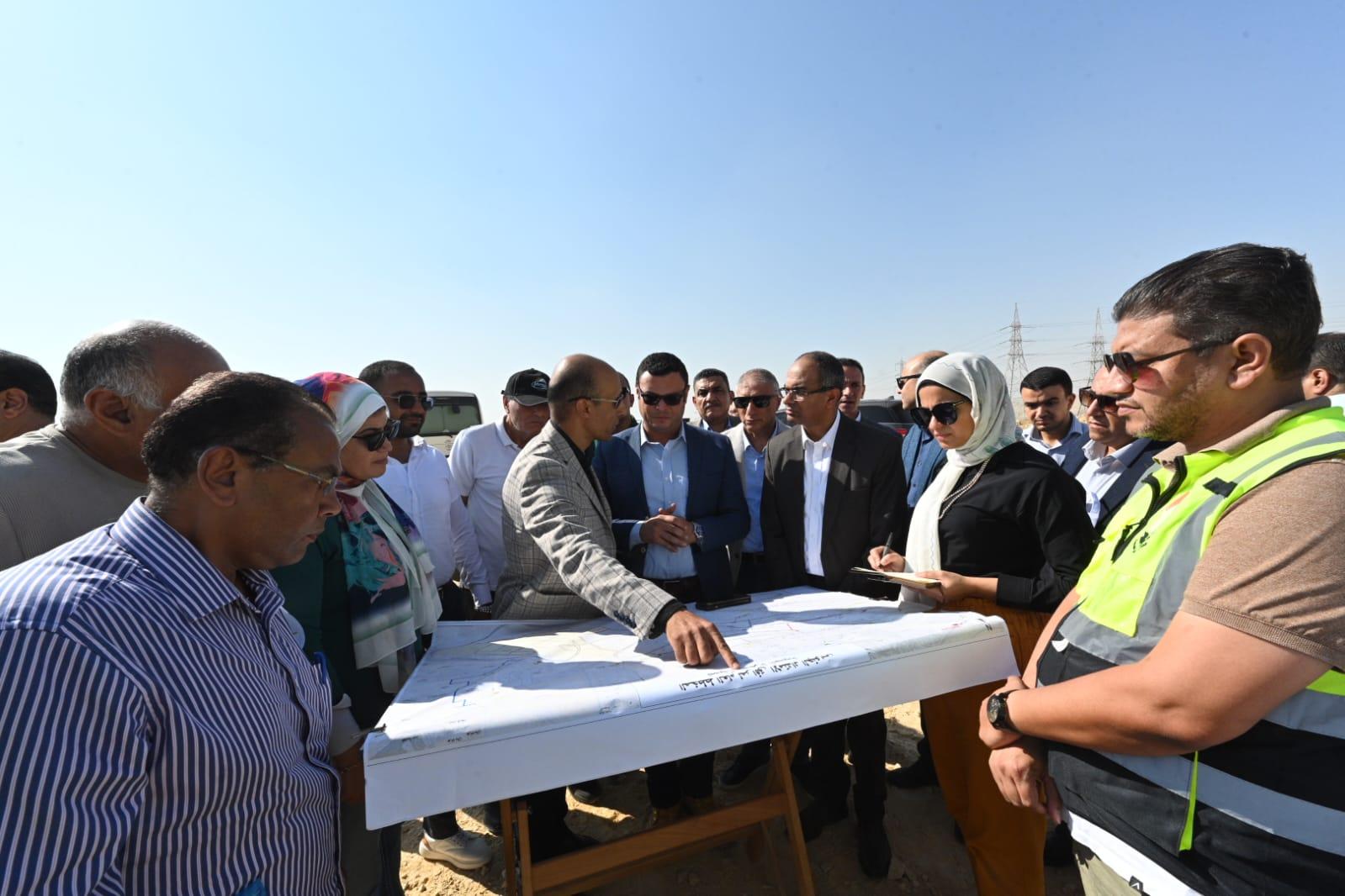وزير الإسكان يتفقد أعمال المرافق بالامتداد الجنوبى بالقاهرة الجديدة