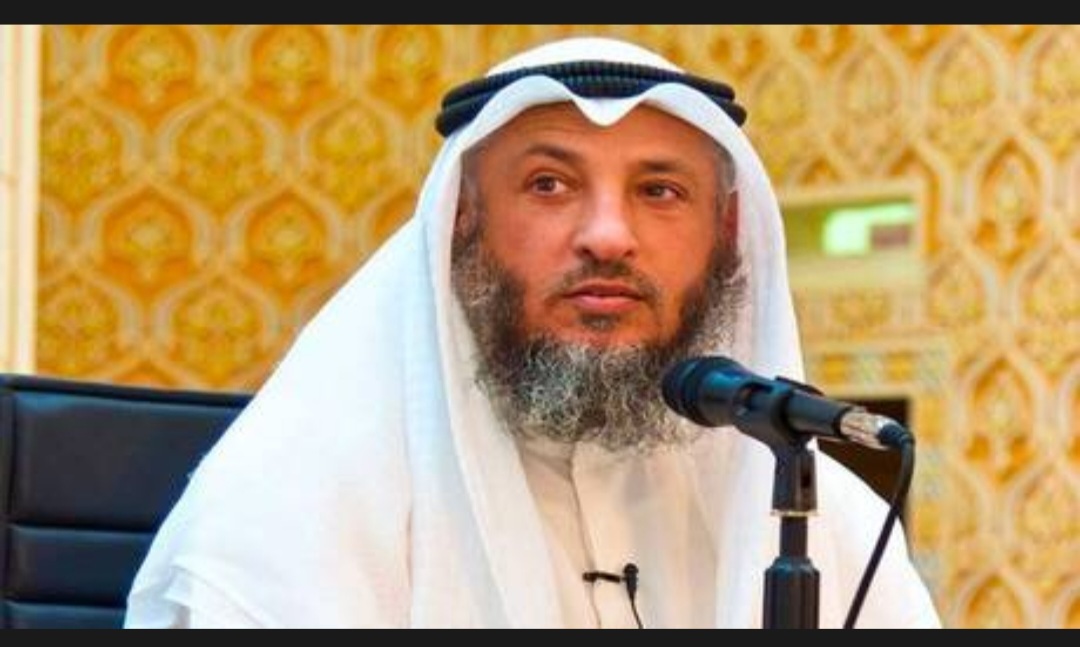"لباس النساء والكفار".. داعية كويتي يفتي بتحريم ارتداء الرجال للون الأحمر ويثير جدلا واسعا (فيديو)