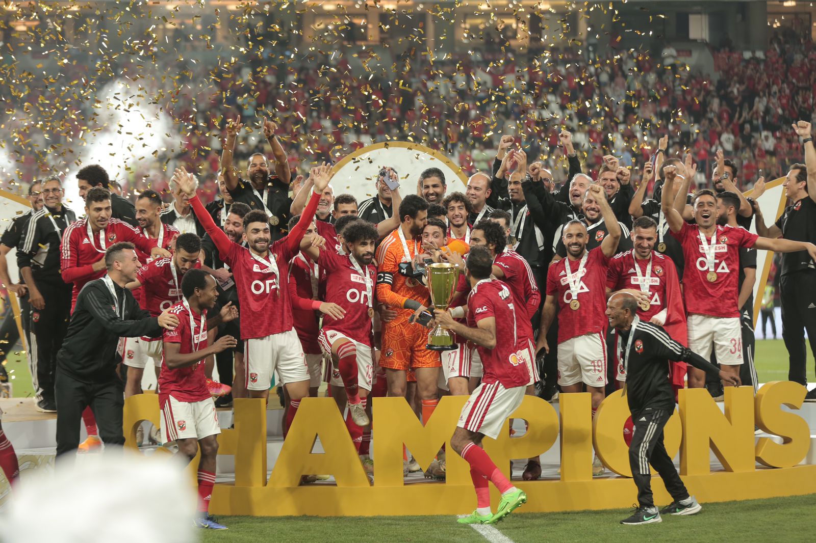 الأهلي يتوج بلقب السوبر المصري بعد الفوز على الزمالك بركلات الترجيح