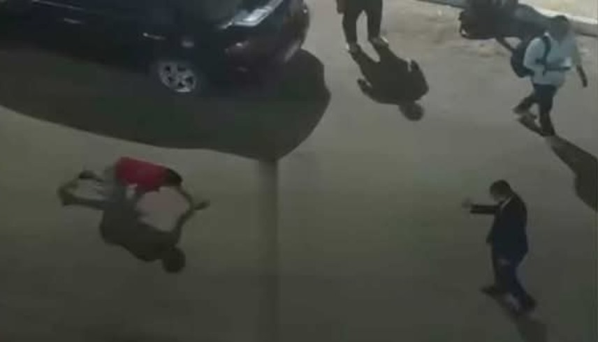 فيديو يُغضب المصريين.. أستاذ جامعي يجبر طالباً على "تقليد الكلب"