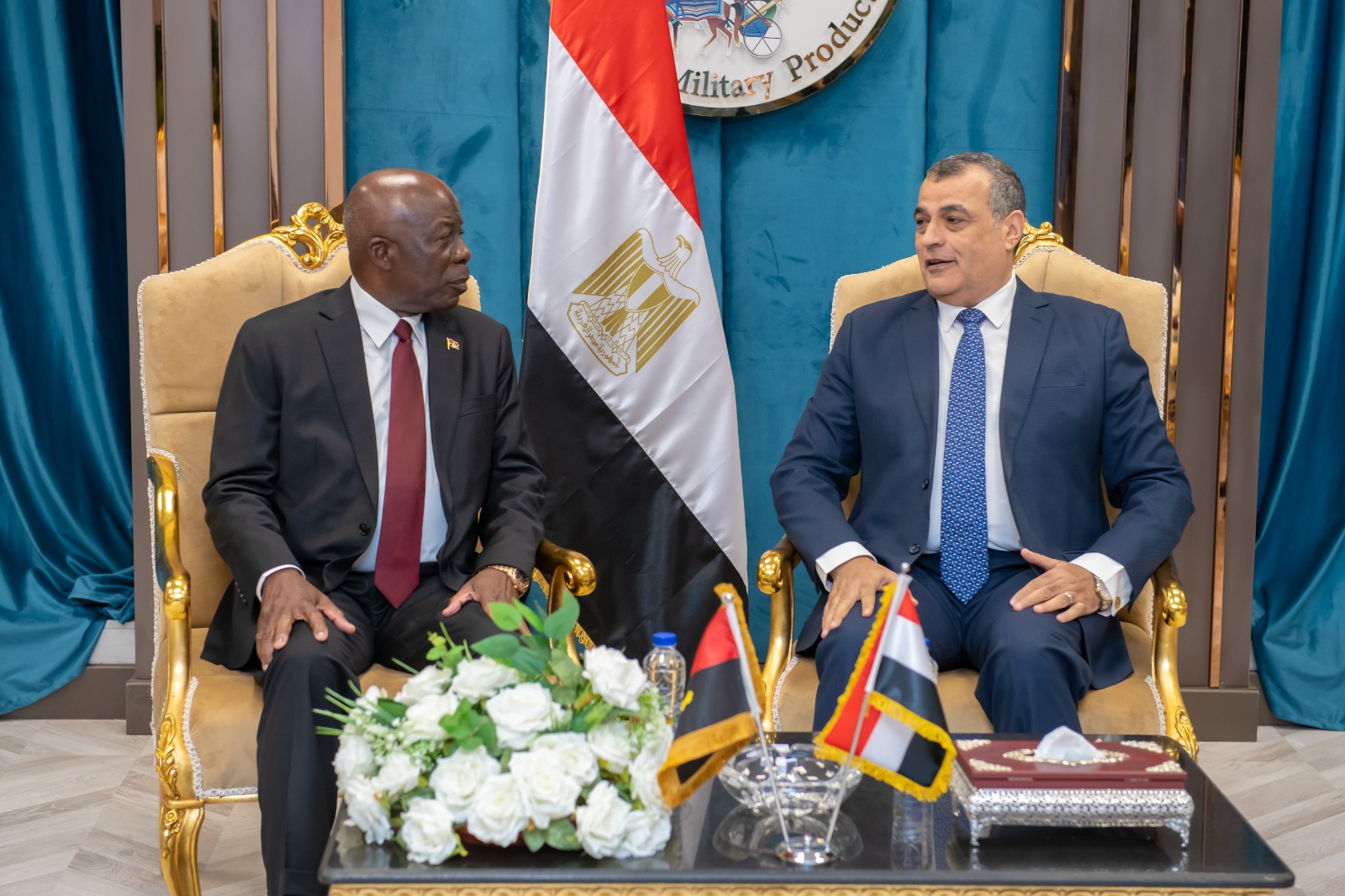 "وزير الدولة للإنتاج الحربي" يستقبل "وزير الدفاع الوطني الأنجولي" لبحث أوجه التعاون المشترك بين الجانبين