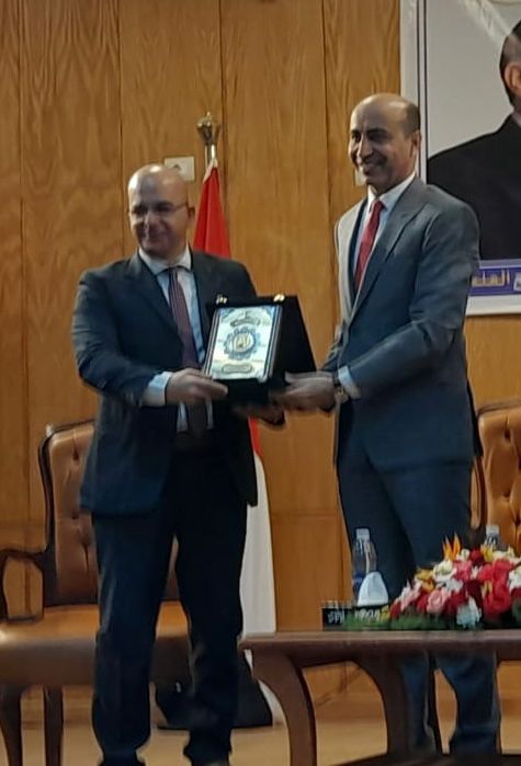 اثناء فاعليات الولاء والانتماء للوطن..  درع جامعة دمنهور للشناوي