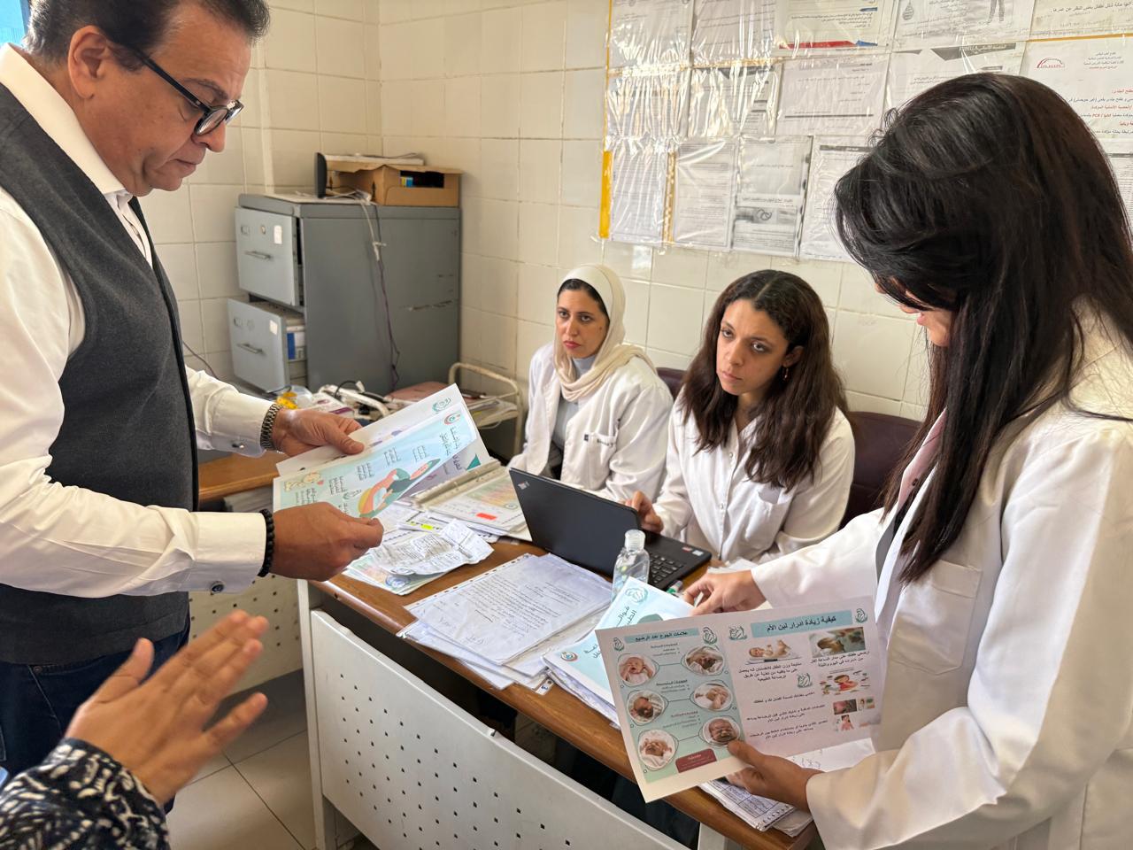 في زيارة مفاجئة.. نائب رئيس مجلس الوزراء ووزير الصحة يتفقد مركز طب أسرة الشيراتون ويعفي المديرة ويحيل المقصرين للتحقيق