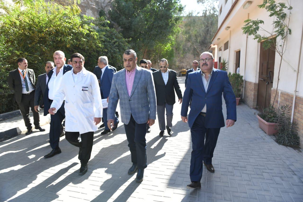 للاطمئنان على الخدمات المقدمة للمواطنين و العاملين..وزير الدولة للإنتاج الحربي يتفقد المركز الطبي التخصصي