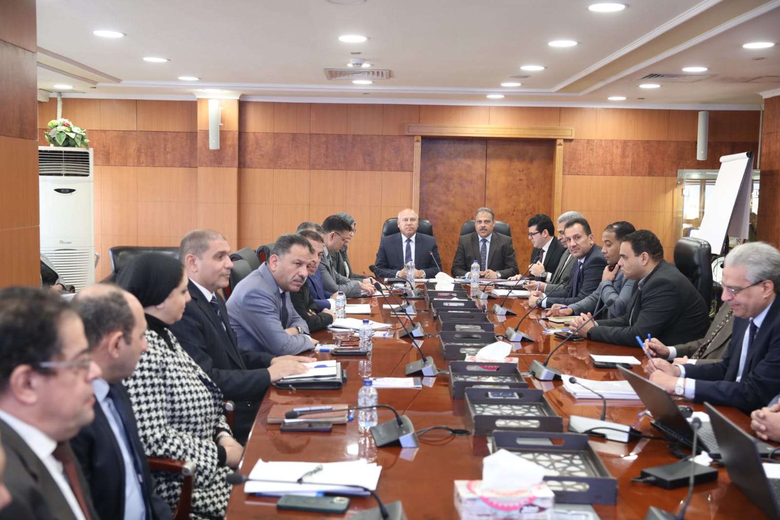 نائب رئيس مجلس الوزراء للتنمية الصناعية وزير الصناعة والنقل يبحث مع محافظ ومستثمري الشرقية الموقف التنفيذي و تحديات المناطق الصناعية بالمحافظة وسبل حلها