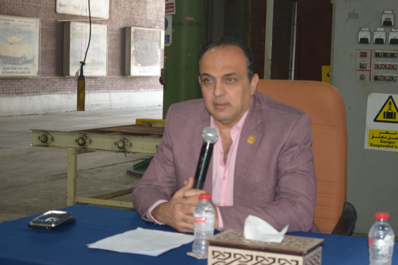 لاستعراض الموقف التنفيذي للمشروعات الجارية.. رئيس مجلس إدارة مصنع إنتاج وإصلاح المدرعات (200 الحربي) يجتمع مع العاملين