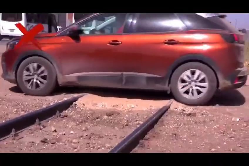 النقل تناشد المواطنين بعدم إقامة معابر غير شرعية على قضبان السكك الحديدية