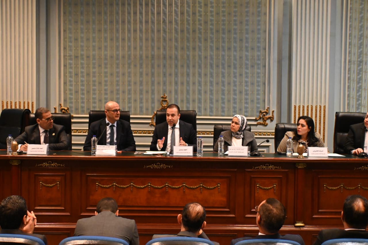  عدد 2 هاتف محمول سنويًا.. توصيات لجنة الاتصالات بإعفاء المصريين بالخارج من الرسوم الجمركية