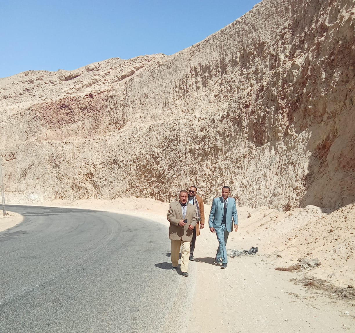 لجنة من هيئة الطرق والكباري تعاين الطريق الصحراوي الغربي بالغنايم استجابة لطلب إحاطة من النائبة سناء السعيد