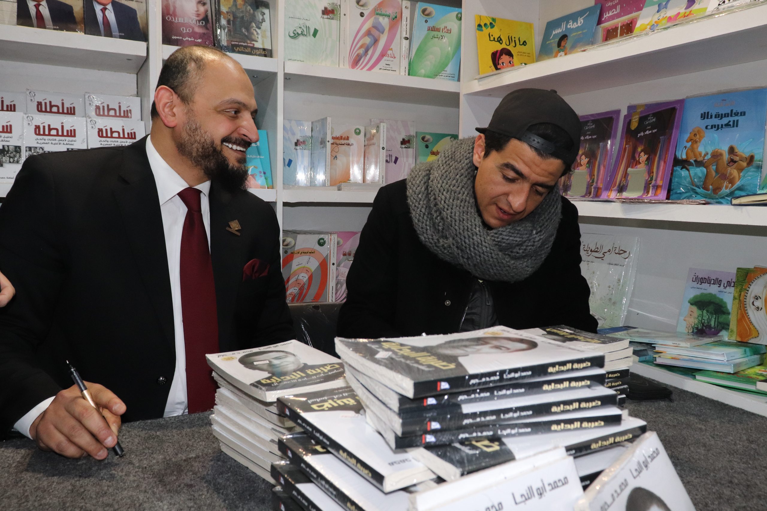 "نجاتي" و "محرم" يحتفلا بـ الطابعة الثالثة لـ "ضربة البداية" في معرض الكتاب