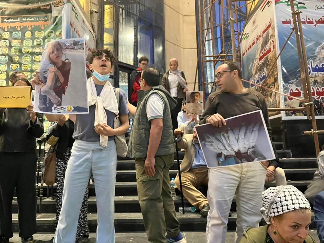 وقفة احتجاجية أمام نقابة الصحفيين تنديدًا بالعدوان الإسرائيلي على غزة.. مشاركون يطالبون بوقف إطلاق النار فورًا