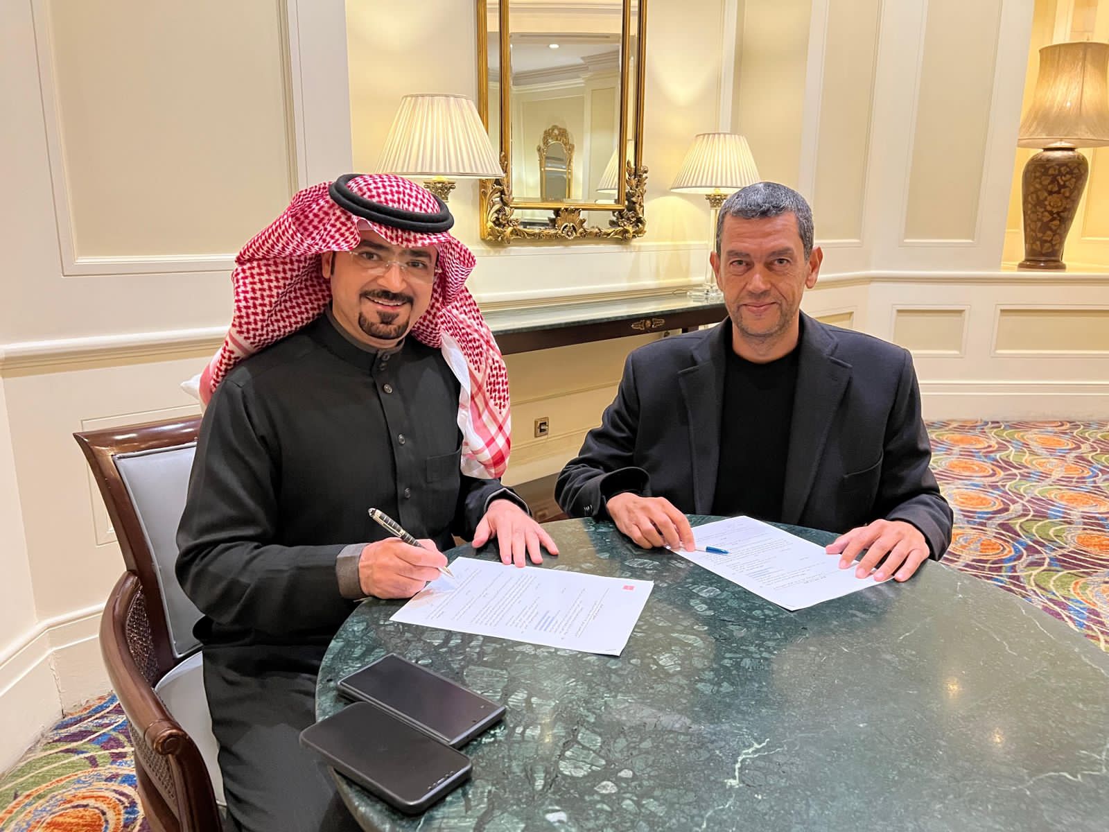 قناة القاهرة والناس والإعلامي السعودي الدكتور وليد الكلش يوقعان عقد برنامج “بزنس مع الدكتور وليد”