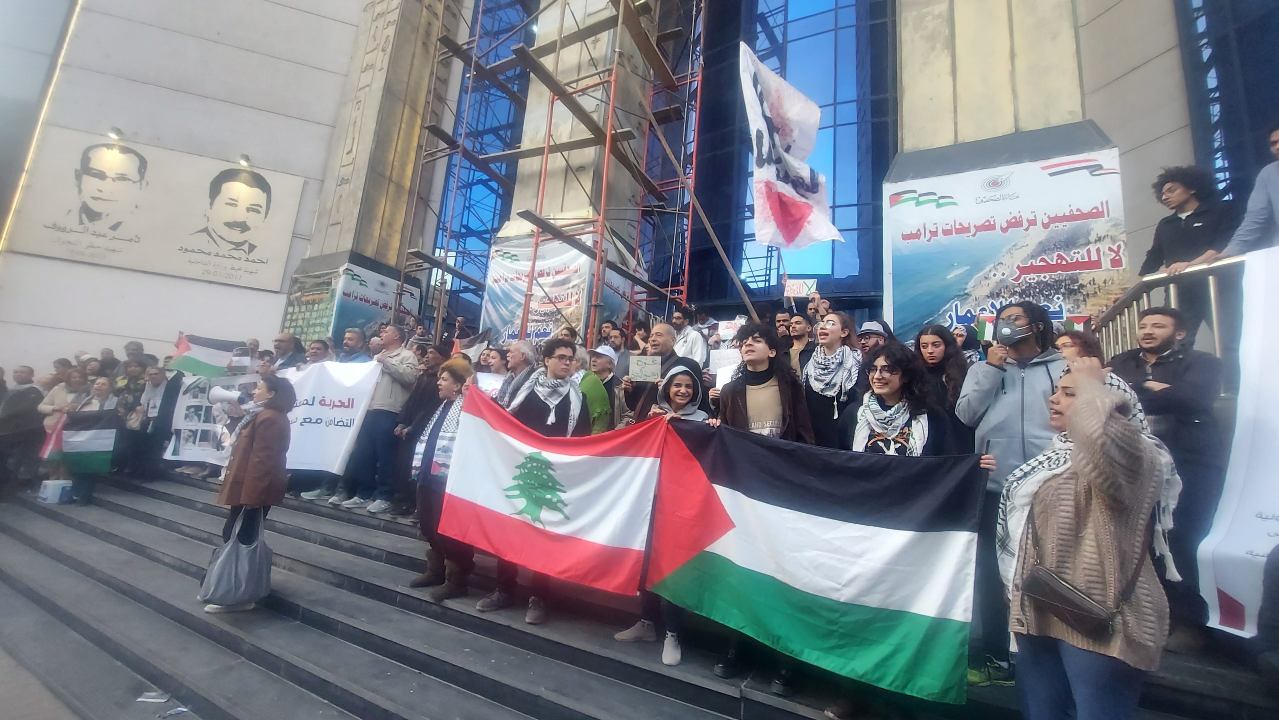 من القاهرة.. وقفة احتجاجية حاشدة: "غزة ليست وحدها".. هتافات ضد الحرب ونداءات بالتضامن"