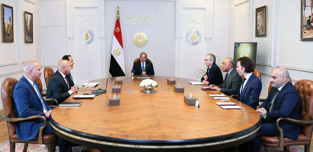 الرئيس السيسي يُناقش مع رئيس «ألستوم» الفرنسية تطورات مشروعات النقل وتوطين صناعات السكك الحديدية