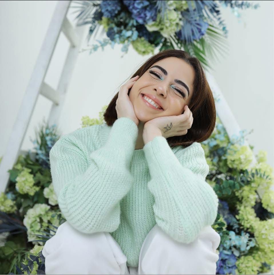 زينة أحمد.. صوت الضحكة الطبيعية في عالم مزدحم