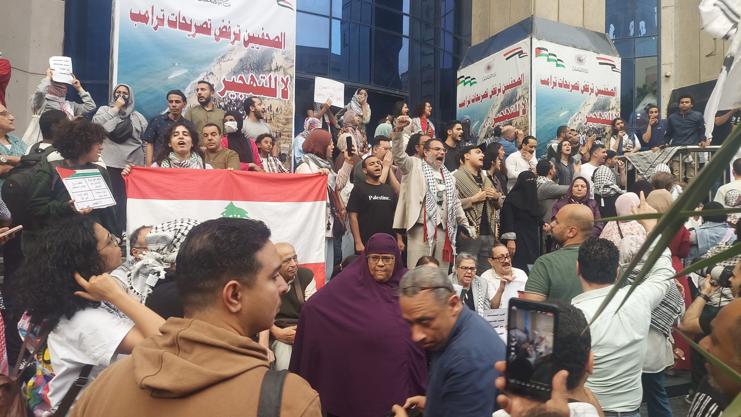 وقفة احتجاجية مصرية أمام نقابة الصحفيين تضامنًا مع غزة.. حرق علم إسرائيل ومطالبات بإغلاق سفارتها
