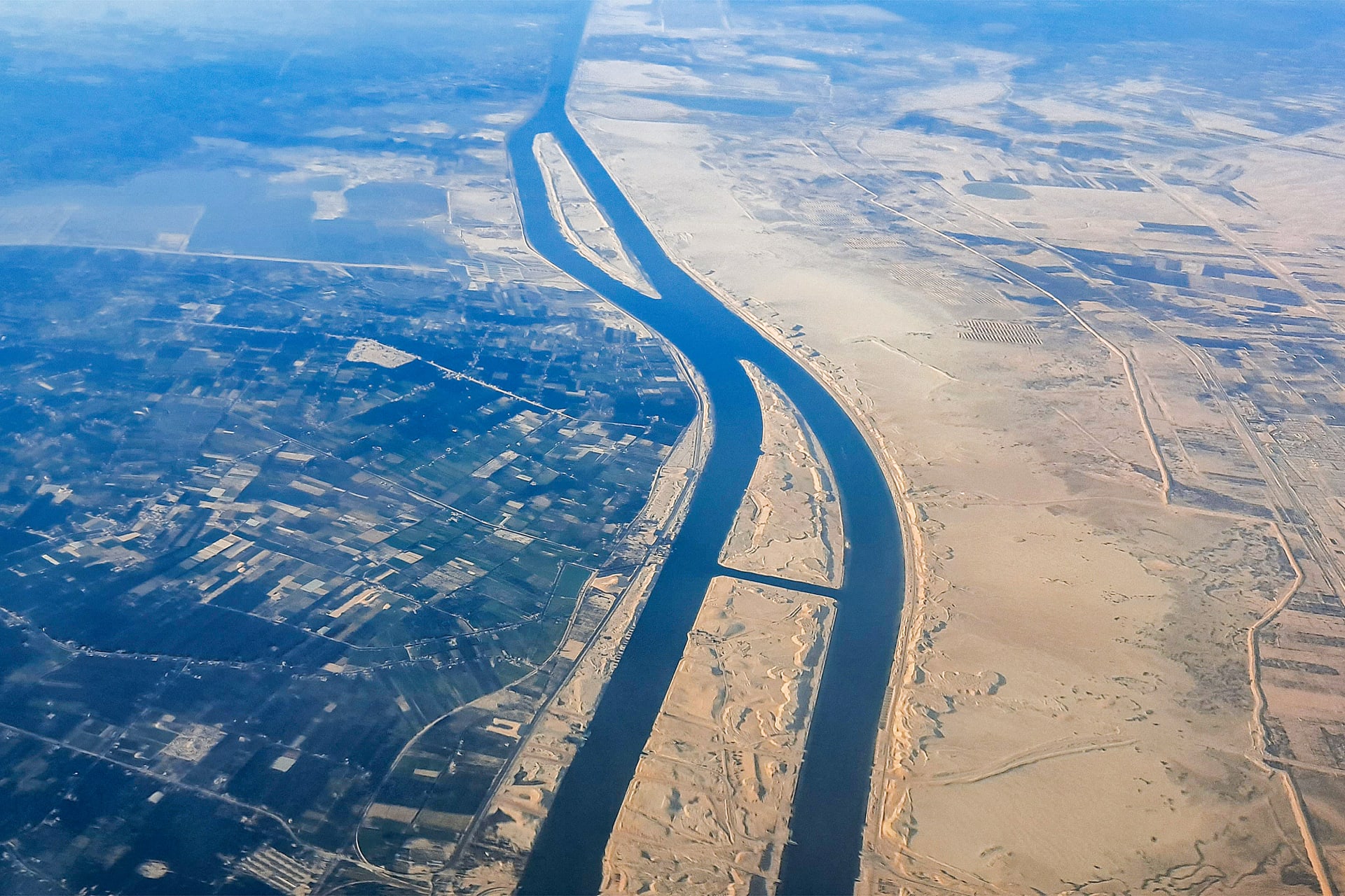 رئيس هيئة قناة السويس: ننتظر تصديق الرئيس السيسي على تخفيض رسوم العبور بنسبة 12 - 15%