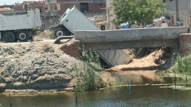 انهيار جزئي لكوبري العبد في أبو المطامير بالبحيرة