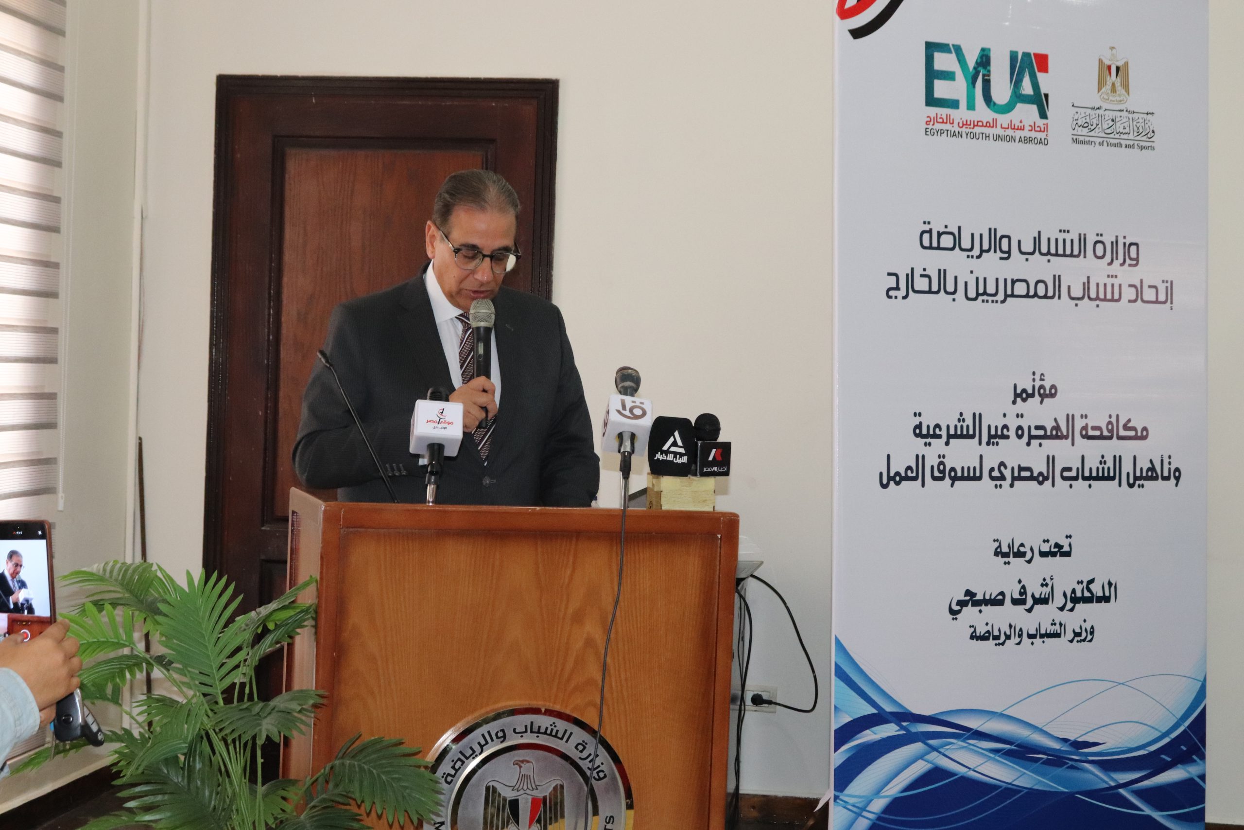 مش هتلاقي الدولار واليورو في الشارع.. نائب وزير الخارجية يحذر الشباب من مخاطر الهجرة غير الشرعية