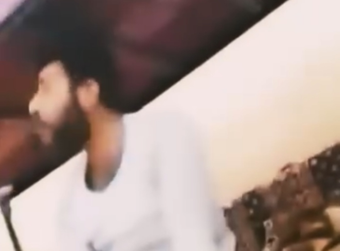 مناشدات واستغاثات بعد انتشار فيديو يوثق انتهاكات ضد شباب مصريين بالسعودية… والسفارة تتحرك رسميًا
