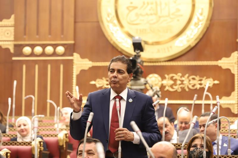 الفرق بين أيمن وإمام عاشور لغز يحير النواب.. ووزبر التعليم العالي في ورطة!