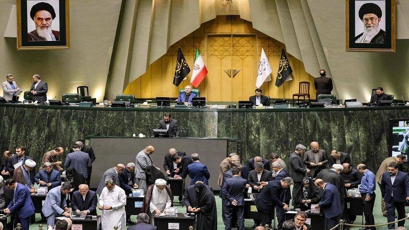 برلمان إيران يعد مشروع قانون للانسحاب من معاهدة عدم انتشار الأسلحة النووية،