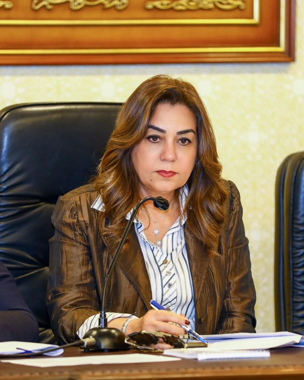 د. منال عوض: مرور ميداني مفاجيء لقطاع التفتيش علي حي المعادي وغلق وتشميع عدد من المحال غير المرخصة وإزالة اشغالات