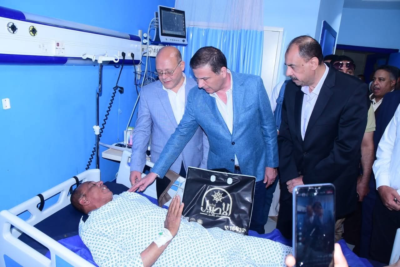 وزير الزراعة يزور مسئول حماية الأراضي المصاب بمستشفى سوهاج الجامعي
