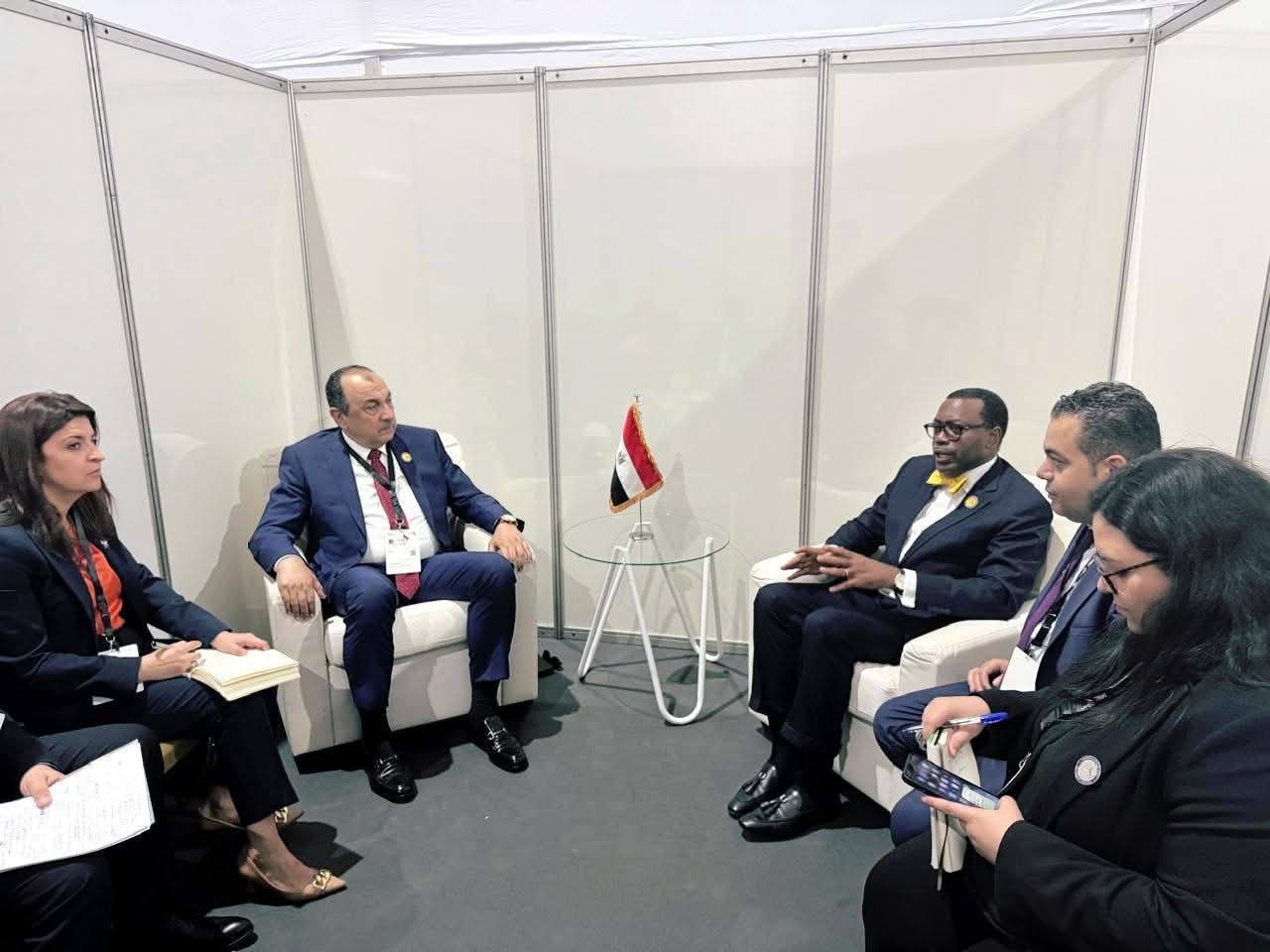 وزير قطاع الأعمال العام يلتقي رئيس مجموعة البنك الأفريقي للتنمية على هامش قمة لوندا :مصر تخطط لتصبح مركزًا إقليميًا لإنتاج وتصدير الهيدروجين الأخضر