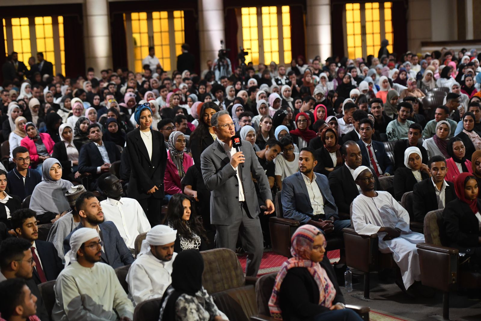 حلقة استثنائية من برنامج "يحدث في مصر".. شريف عامر يحاور وزير التعليم العالي علي مسرح قبة جامعة القاهرة بـحضور ١٠٠٠ طالب