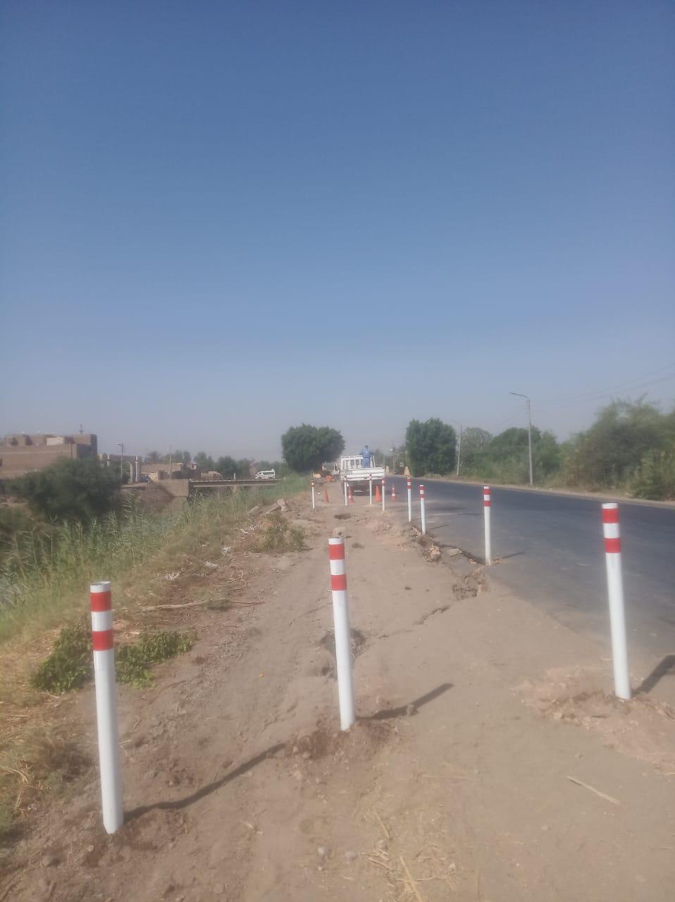 الطرق والكبارى جارى الصيانه لانفصال جزئي مفاجئ محدود بالطبان الترابي بطريق اسنا / الاقصر الزراعي الغربي