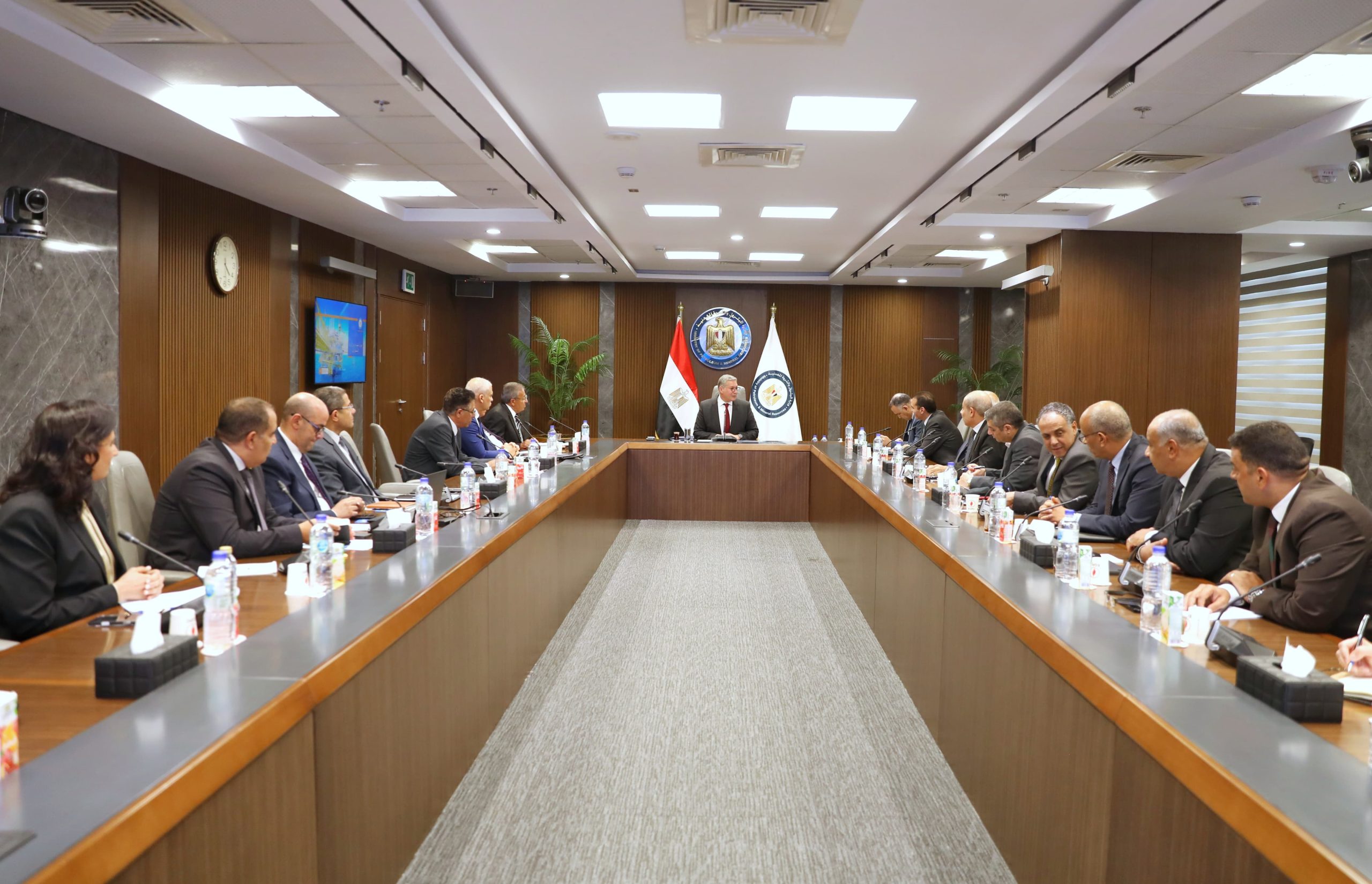 وزير البترول يلتقي كبار الكُتّاب والخبراء لعرض استراتيجية القطاع وتحدياته