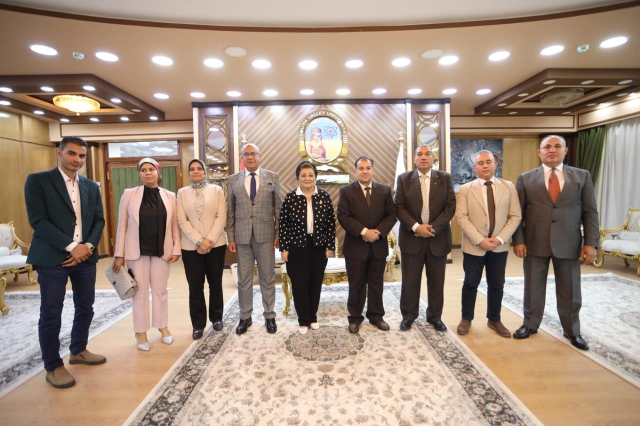 نائب وزير الصحة والسكان تبحث مع رئيس جامعة جنوب الوادي تعزيز التعاون لتحسين الخصائص السكانية والصحة الإنجابية بمحافظة قنا