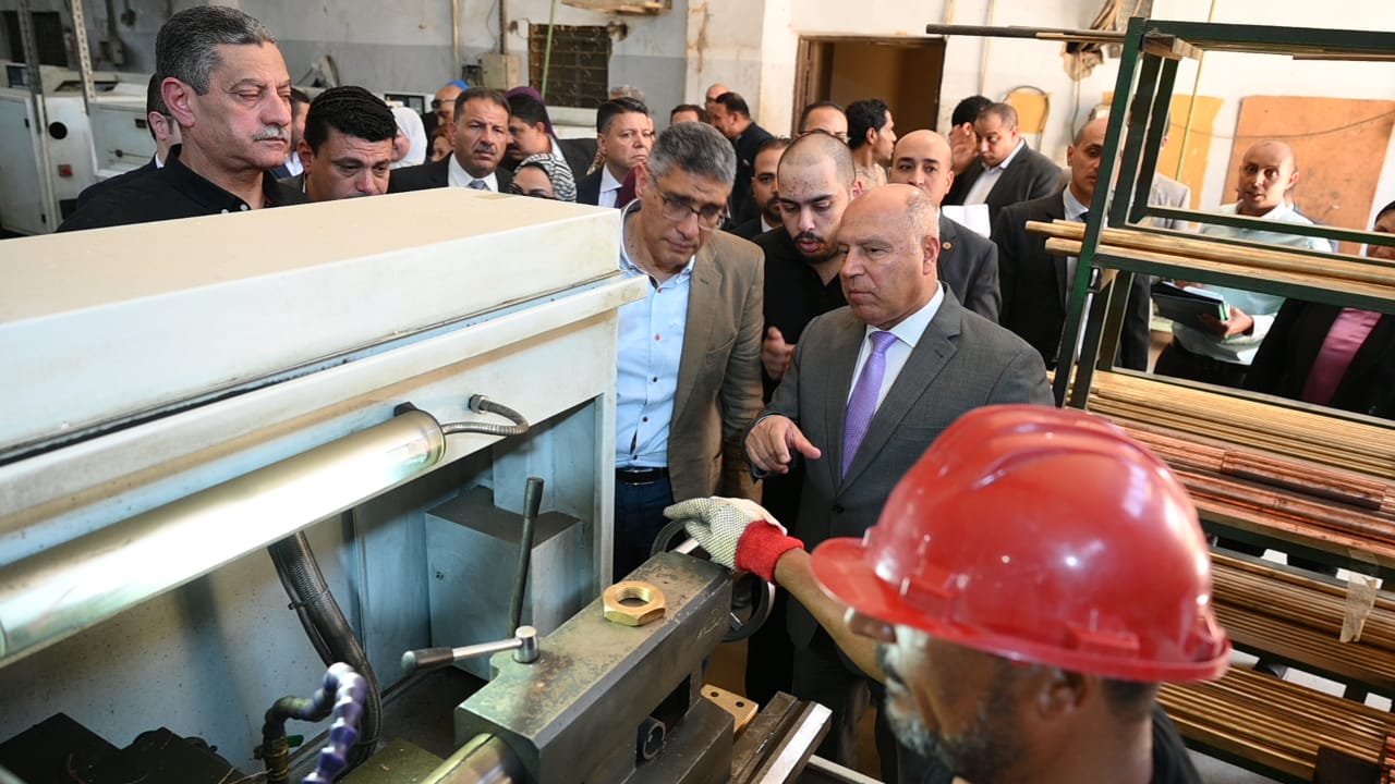 نائب رئيس مجلس الوزراء للتنمية الصناعية وزير الصناعة والنقل يبحث مع محافظ الجيزة ومستثمري المنطقة ابرز المشكلات والتحديات بالمنطقة وسبل حلها