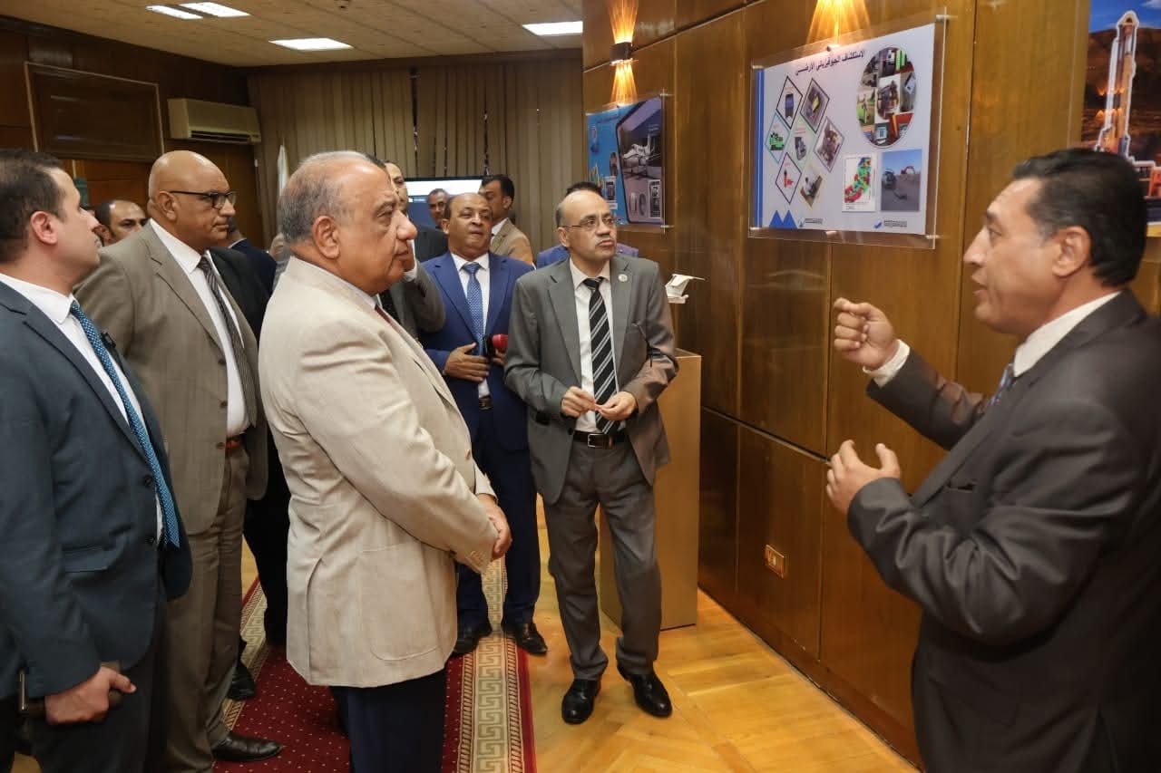 وزير الكهرباء والطاقة المتجددة يتفقد هيئة المواد النووية لتوطين صناعة بطاريات أيون الليثيوم والخلايا الكهروضوئية ومشروعات الجيل الثالث من الوقود الحيوي