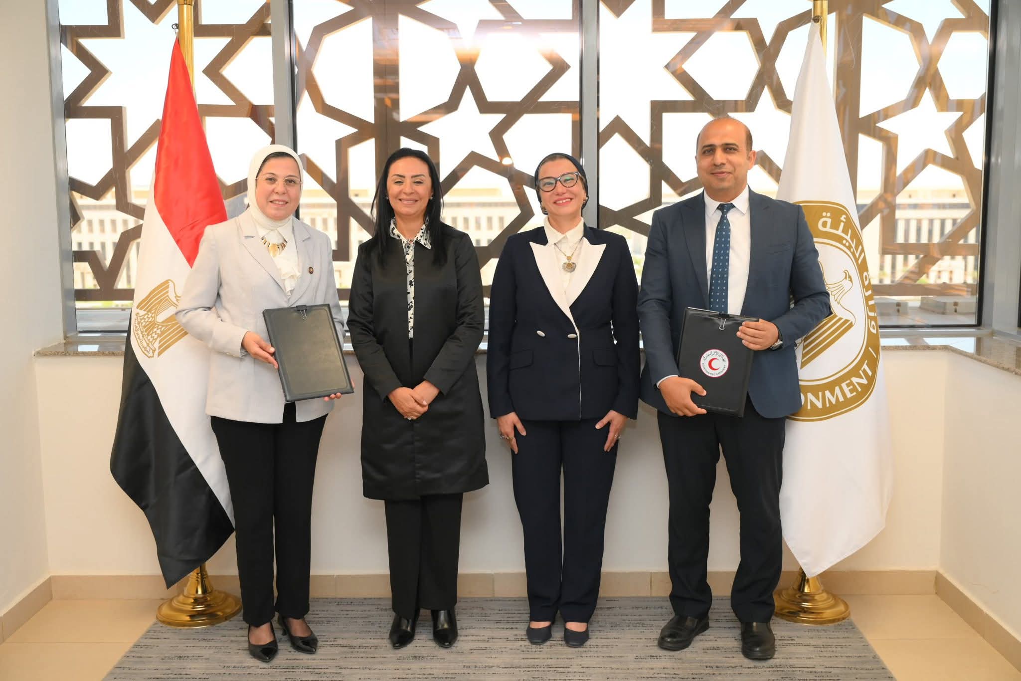 وزيرتا البيئة والتضامن الاجتماعي تشهدان توقيع مذكرة تعاون مشترك بين جهاز تنظيم إدارة المخلفات وجمعية الهلال الأحمر المصرى فى مجالات الاستشارات البيئية وإدارة المخلفات