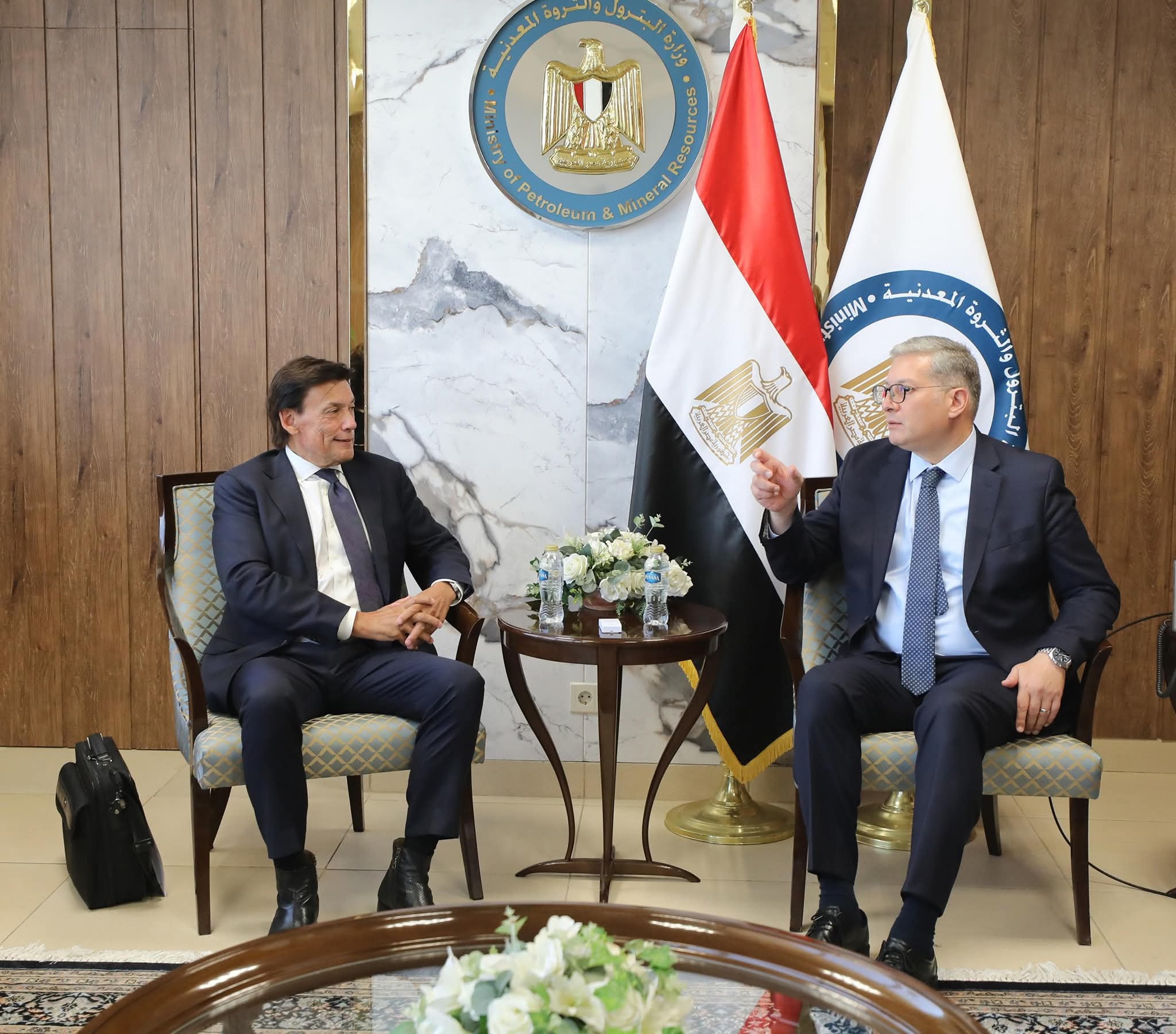 وزير البترول يعقد اجتماعًا موسعًا مع الرئيس التنفيذي لشركة "دانا غاز