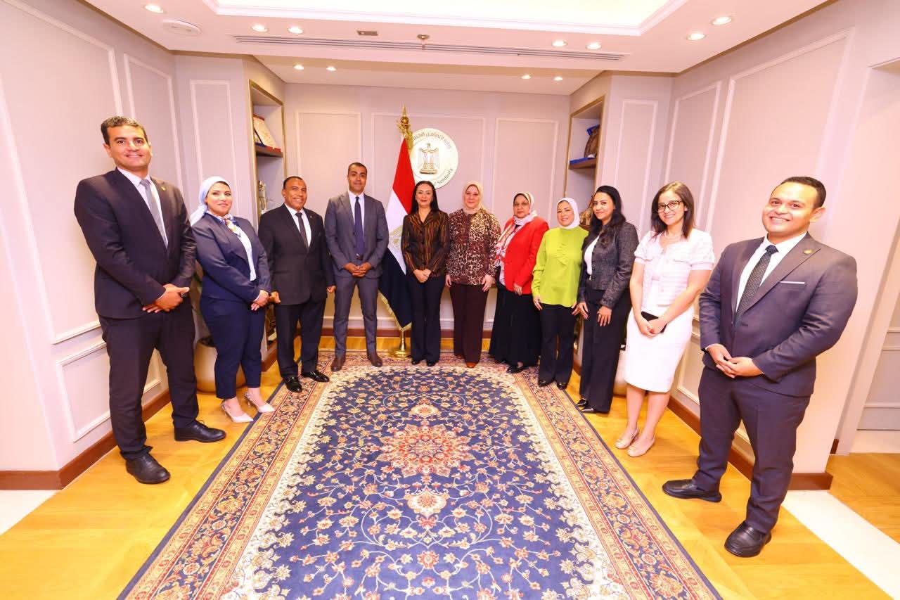وزيرة التضامن الاجتماعي تكرم الإدارة العامة للعلاقات العامة والمراسم بالوزارة 
