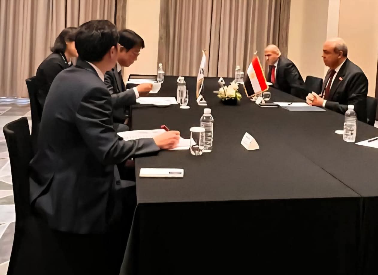  وزير الطيران المدني يعقد لقاءات ثنائية مع مسئولي قطاع الطيران الكوري لبحث فرص التعاون فى مجالات تطوير المطارات وتحديث البنية التحتية وتطبيق الحلول الرقمية