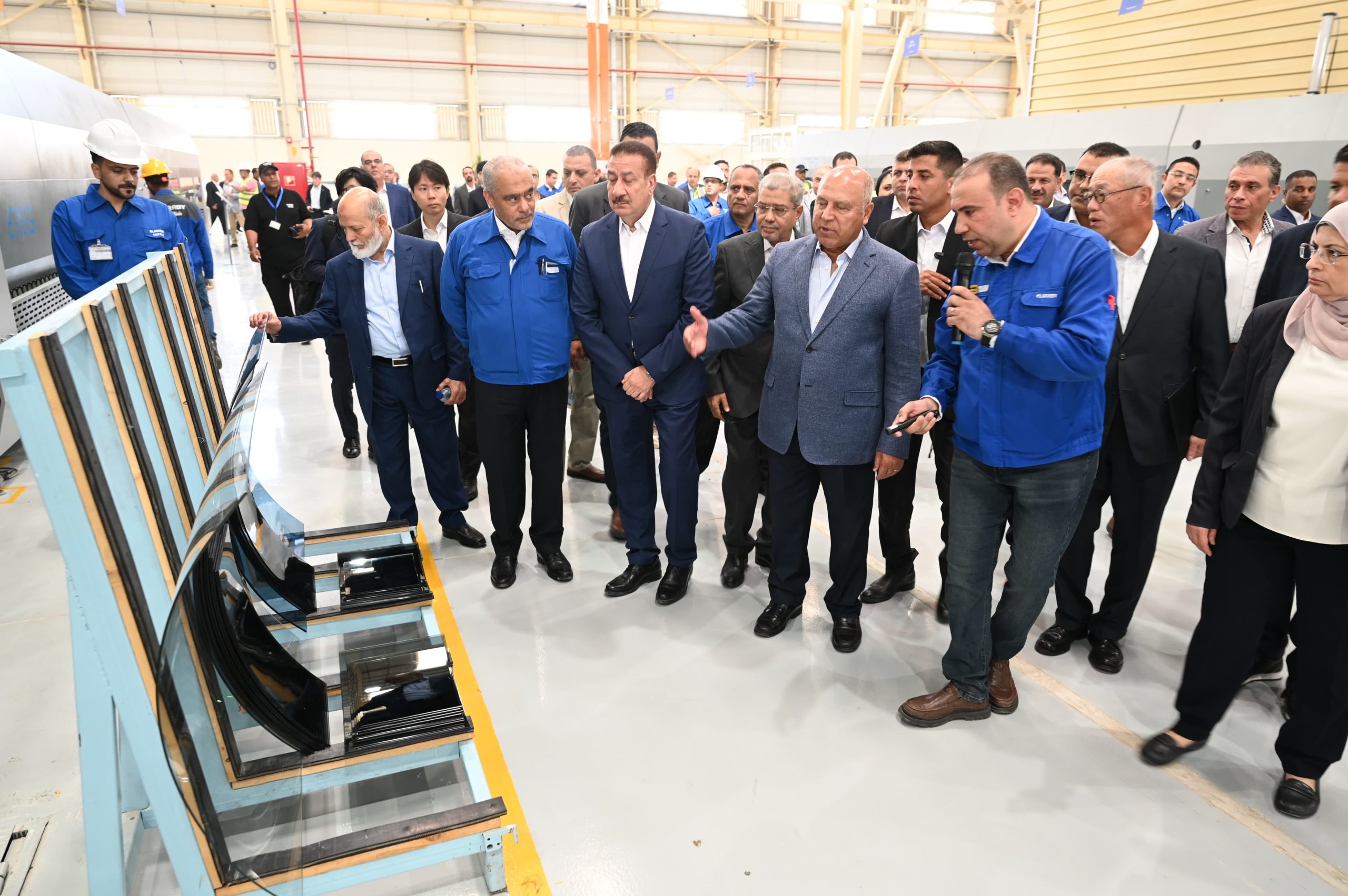 وزير الصناعة والنقل يفتتح مصنع لإنتاج الزجاج الهندسي ويضع حجر الأساس لمصنع جديد لإنتاج ثلاجات وديب فريزر بمجموعة شركات العربي 