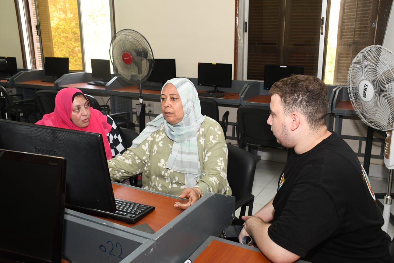 توافد ما يزيد عن ألف طالب وطالبة على معامل التنسيق الإلكتروني بجامعة عين شمس في ختام اليوم الأول لأعمال التنسيق الإلكتروني للمرحلة الأولى